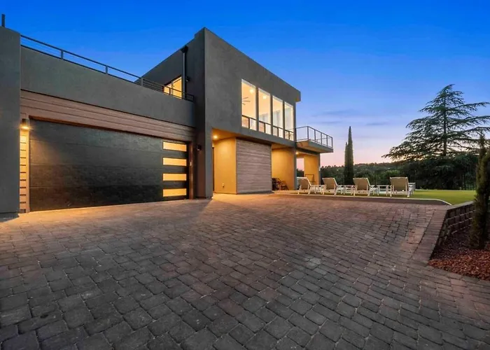 Ultimate Uptown With Epic Views Heated Pool And Hottub Holiday home *