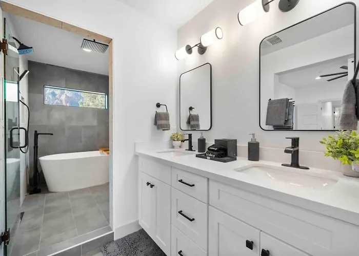Holiday home Ultimate Uptown With Epic Views Heated Pool And Hottub