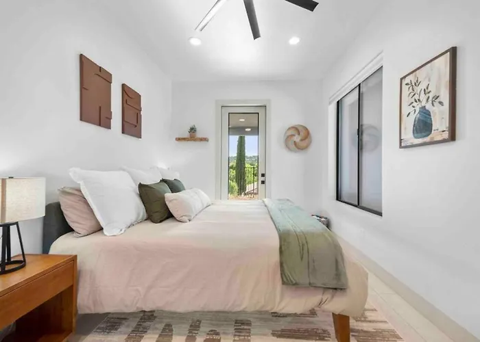 Ultimate Uptown With Epic Views Heated Pool And Hottub Holiday home