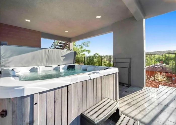 Holiday home Ultimate Uptown With Epic Views Heated Pool And Hottub *